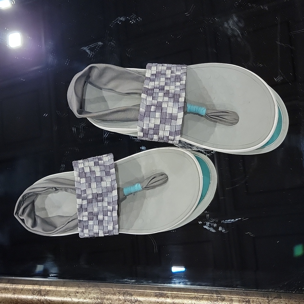 Gray/white Vionic sandal, weave design with thong cloth strap
